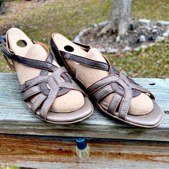 Naturalizer N5 Comfort Sandals Catrina
Women's Size 8.5 M Metalic Slingback - Picture 1 of 16